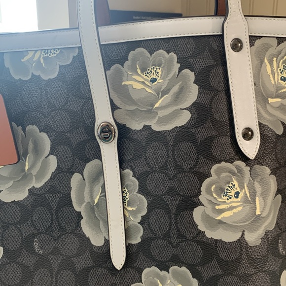 Coach shoulder tote bag 16-18” W. 10” Tall. 6” deep. Shoulder strap 31” - Picture 10 of 12